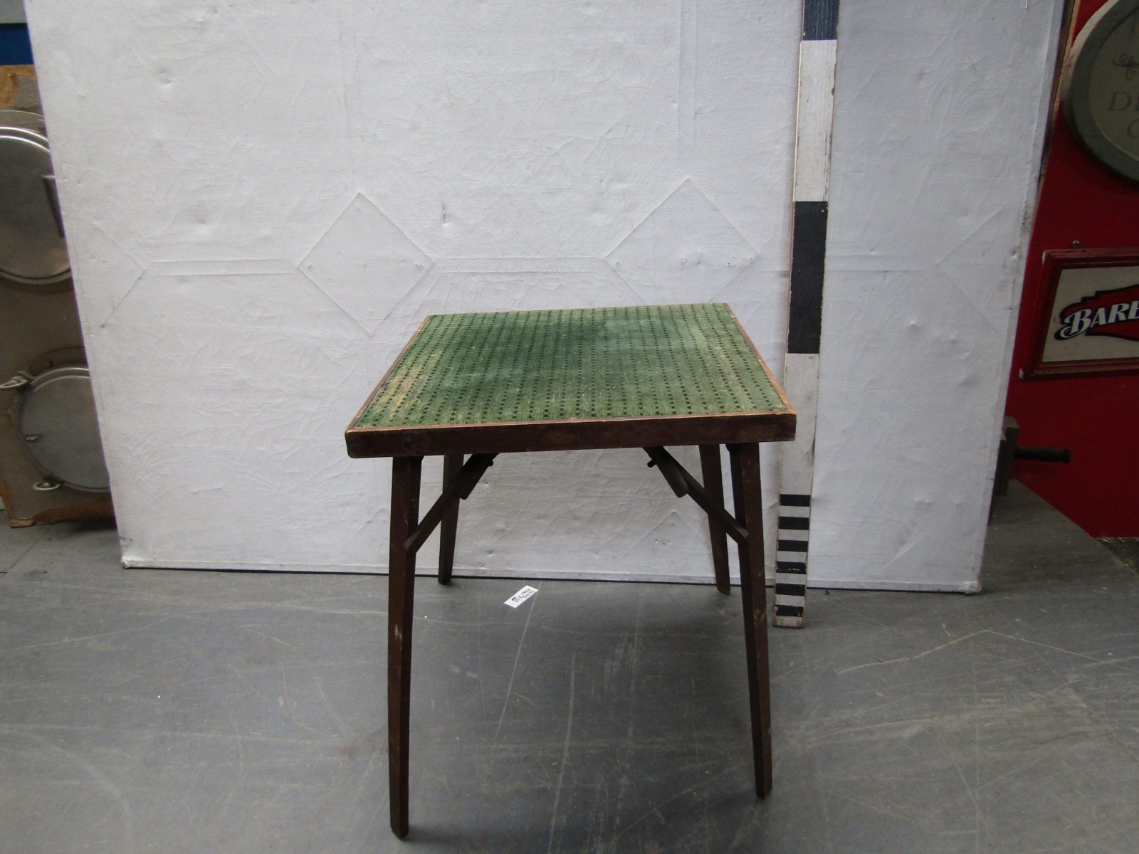 poker table round with folding legs